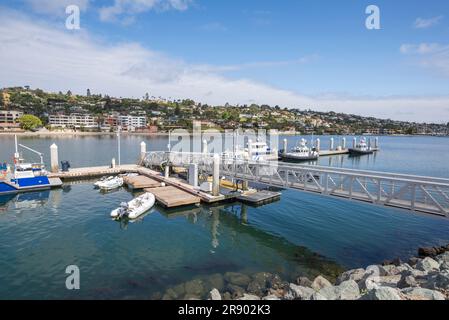 Hafen von San Diego und Bootsanlegestelle im Shelter Island Shoreline Park. San Diego, Kalifornien, USA. Stockfoto