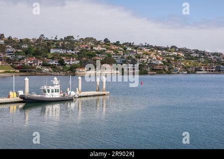 Hafen von San Diego und Bootsanlegestelle im Shelter Island Shoreline Park. San Diego, Kalifornien, USA. Stockfoto
