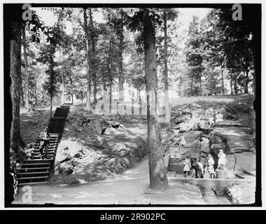 Spring and Hotel, Fountain City, Knoxville, Tennessee, c1907. Mädchen, die Wasser aus einer Quelle tranken, die Teil des Fountain City Park wurde, nachdem das Fountain Head Hotel 1920 abgebrannt war. Stockfoto