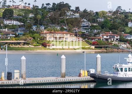 Hafen von San Diego und Bootsanlegestelle im Shelter Island Shoreline Park. San Diego, Kalifornien, USA. Stockfoto