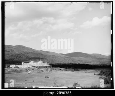 Mt. Mount Washington Hotel und Mt. Washington, White Mts., N.H., c1906. Das Hotel wurde von Charles Alling Gifford entworfen und zwischen 1900 und 1902 erbaut. Im Jahr 1944 richtete sie die Bretton-Woods-Konferenz aus, auf der der Internationale Währungsfonds (IWF) und die Weltbank gegründet wurden. Stockfoto