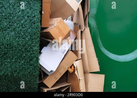 Der Stapel Karton wird für die Wiederverwertung sortiert. Altpapier und Pappe, die in der Stadt gesammelt und zum Recycling verpackt werden. Stockfoto