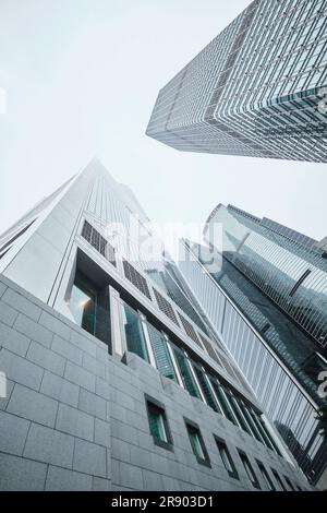 Hongkong, China - April 2023: Moderne Finanzbürogebäude in Zentral-Hongkong Stockfoto
