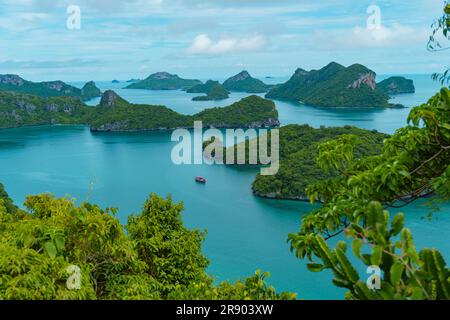 Ruhige Horizons: Fesselnde Panoramaausblicke auf den Ang Thong Marine Park, wo Ein ruhiges Boot auf Sie wartet Stockfoto