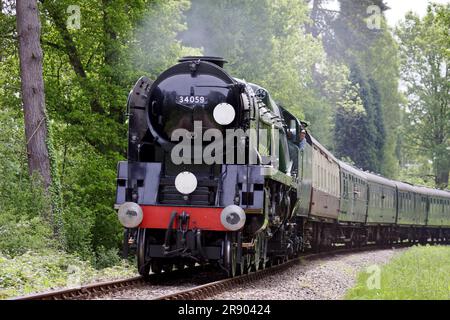 Bulleid Licht Pazifik Nr. 34059 Dampflokomotive in der Nähe von Kingscote Station umgebaut Stockfoto