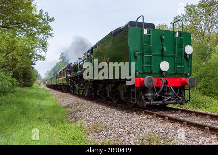 KINGSCOTE, SUSSEX/UK - MAI 23 : am 23. Mai 2009 wurde die Dampflokomotive Bulleid Light Pacific No. 34059 in der Nähe des Bahnhofs Kingscote wiederaufgebaut. Drei unidentifizierte Stockfoto