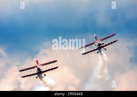 Das Team Guinot Wingwalkers Aerial Display auf der Biggin Hill Airshow Stockfoto