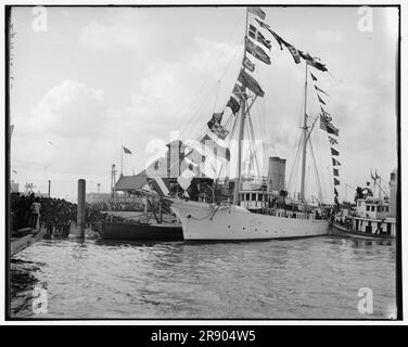 Mardi Gras, Ankunft von Rex auf U.S.S. Galveston, New Orleans, La., c1900. C-17/PG-31/CL-19 von der US-Marine geschützter Kreuzer, im 1. Weltkrieg im Einsatz Der „Rex“-Charakter gilt als „König des Karnevals“ und nimmt während der jährlichen Mardi Gras-Feierlichkeiten am Rex-Wettbewerb Teil. Stockfoto