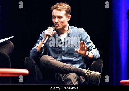 Straßburg, Frankreich. 19. Januar 2023. Hugo Clement auf dem Literaturfestival Bibliothèques Idéales in Straßburg, Nordostfrankreich am 19. Juni 2023. Interview mit Hugo Clement, der über Tierrechte spricht, anlässlich der Veröffentlichung von Lapins ne mangent pas de carottes (Fayard). Der Journalist und Umweltaktivist will die Art und Weise, wie wir Tiere betrachten, ändern. Tierschutz, Überkonsum, Jagd, Stierkampf, intensive Landwirtschaft, Zoos und Zirkusse. Foto von Nicolas Roses/ABACAPRESS.COM Kredit: Abaca Press/Alamy Live News Stockfoto