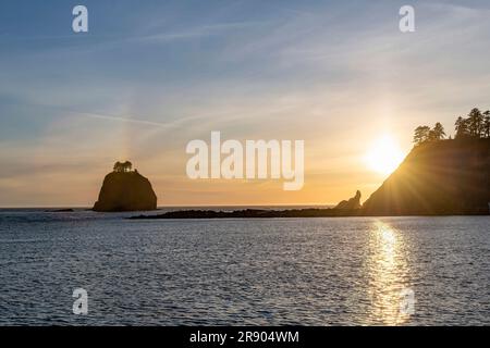 Panoramablick auf den Sonnenuntergang mit Lichtblitzen von Sonnenstrahlen von der Küste von La Push, WA, USA, mit Blick auf die Seestapel in der Nähe von James Island und Little Ja Stockfoto