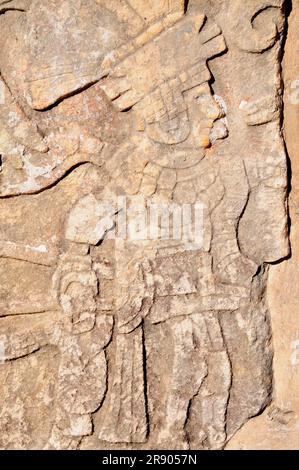 Erleichterung, Maya-Krieger mit Opfergabe, Plataforma de los Craneos Tzompantli, Chichen Itza, Mexiko Stockfoto