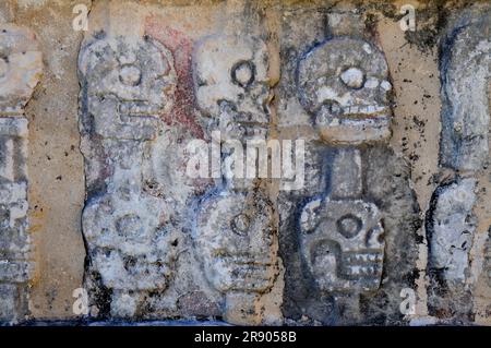 Schädelbefreiung, Plataforma de los Craneos Tzompantli, Chichen Itza, Mexiko Stockfoto