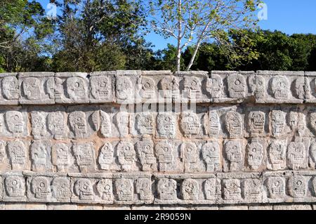 Schädelbefreiung, Plataforma de los Craneos Tzompantli, Chichen Itza, Yucatan, Yucatan, Mexiko Stockfoto