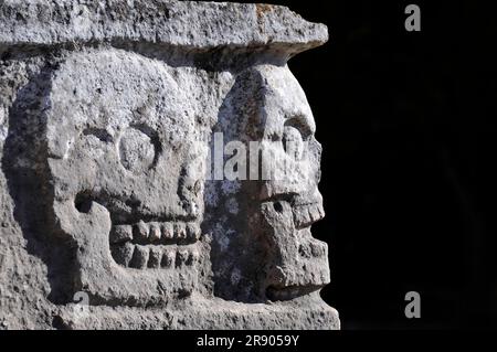 Schädelbefreiung, Plataforma de los Craneos Tzompantli, Chichen Itza, Yucatan, Yucatan, Mexiko Stockfoto