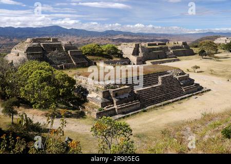 Monteculo M und Galeria de Los Danzantes, Monte Alban, Oaxaca, Mexiko Stockfoto