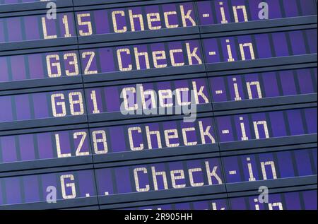 München, Deutschland. 23. Juni 2023. Auf der Anzeigetafel für Abflüge am Flughafen München steht „Check-in“. Kredit: Peter Kneffel/dpa/Alamy Live News Stockfoto