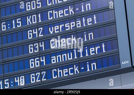 München, Deutschland. 23. Juni 2023. Bei Flügen am Flughafen München werden auf der Anzeigetafel die Wörter „verzögert“, „Check-in“ und „storniert“ angezeigt. Auch der Luftverkehr wurde durch die Unwetter in weiten Teilen Deutschlands beeinträchtigt. Zahlreiche Flugzeuge, die in München landen sollten, wurden umgeleitet. Kredit: Peter Kneffel/dpa/Alamy Live News Stockfoto