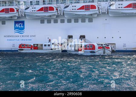 Fassmer Rettungsboot-Tender des Kreuzfahrtschiffs Norwegian Epic, Norwegian Cruise Line / NCL, vor Anker in Cannes Bay, Frankreich, Bild: Mittelmeerkreuzfahrten Stockfoto