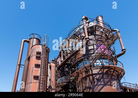 Seattle, WA, USA - Juli 2022; einige der Türme im Gas Works Park auf dem Gelände der ehemaligen Seattle Gas Light Company Vergasungs-pla aus nächster Nähe Stockfoto