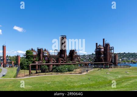 Seattle, WA, USA - Juli 2022; Panoramablick vom Kite Hill zu den Türmen im Gas Works Park auf dem Gelände der ehemaligen Seattle Gas Light Company Stockfoto