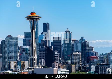 Seattle, WA, USA – Juli 2022; Blick aus nächster Nähe auf die modernen Hochhäuser im Zentrum von Seattle und die berühmte Space Needle in der Mitte vor blauem Himmel Stockfoto