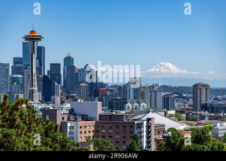Seattle, WA, USA - Juli 2022; Panoramablick auf die Innenstadt von Seattle vor der Space Needle und im Hintergrund des Stratovulkans Mt Rainier (oder Tahom) Stockfoto