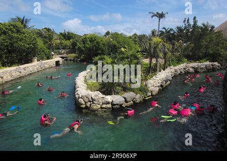 Besucher im unterirdischen Fluss, Yucatan, Underground, Xcaret Eco Park, in der Nähe von Playa del Carmen, Riviera Maya, Quintana Roo, Yucatan, Mexiko Stockfoto