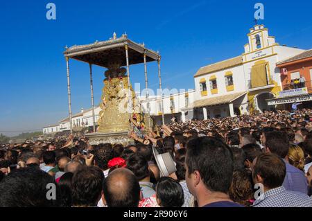 Blanca Paloma Prozession, Verehrung der Heiligen Jungfrau Maria, Romeria Pilgerfahrt nach El Rocio, Huelva, Andalusien, Spanien Stockfoto