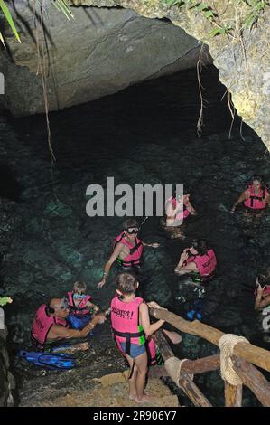 Besucher im unterirdischen Fluss, Yucatan, Underground, Xcaret Eco Park, in der Nähe von Playa del Carmen, Riviera Maya, Quintana Roo, Yucatan, Mexiko Stockfoto