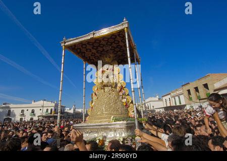 Blanca Paloma Prozession, Verehrung der Heiligen Jungfrau Maria, Romeria Pilgerfahrt nach El Rocio, Huelva, Andalusien, Spanien Stockfoto
