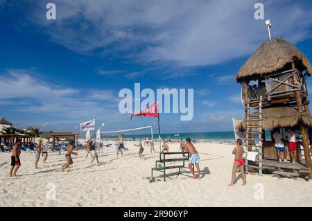 Urlauber spielen Beach-Volleyball am Strand von Maroma Resort and Spa, Riviera Maya, Quintana Roo, Yucatan, Mexiko Stockfoto