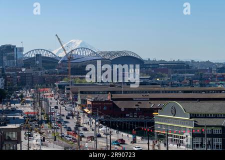 Seattle, WA, USA - Juli 2022; Blick aus der Vogelperspektive auf die Seattle Waterfront mit mehreren Piers mit Restaurants und Geschäften, Stadien und Mt Rainier Vulkan Stockfoto