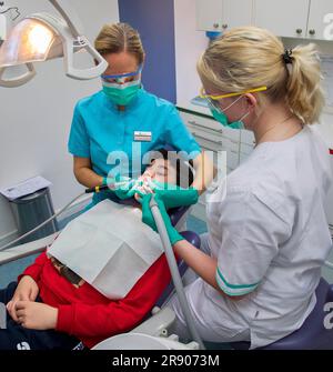 Niederlande, zahnärztliche Vorsorge eines Kindes in einer Zahnarztpraxis in Amsterdam Stockfoto