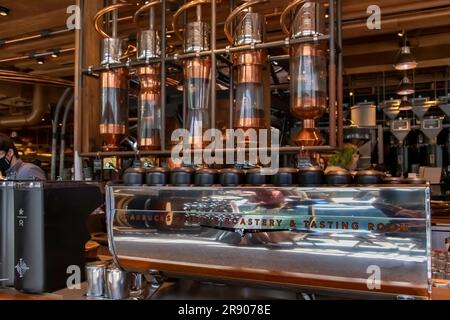 Seattle, WA, USA – Juli 2022; Innenansicht einer der Espressomaschinen im Flagship Store Starbucks Reserve Roastery (oder Seattle Roastery) Stockfoto