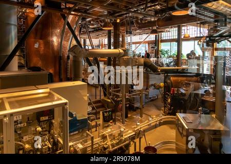 Seattle, WA, USA – Juli 2022; Innenansicht der Röstgeräte und der Verpackungslinie in der Starbucks Reserve Roastery (oder Seattle Roastery) Stockfoto