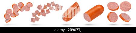 Wurstsalami auf einem weißen isolierten Hintergrund. Eine große Auswahl an heißer, geräucherter Wurstsalami, verschiedene Schneidemethoden. Stockfoto