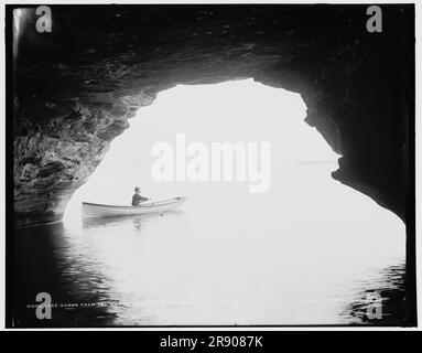Lake Huron aus den Höhlen, Pointe aux Barques, zwischen 1890 und 1901. Stockfoto