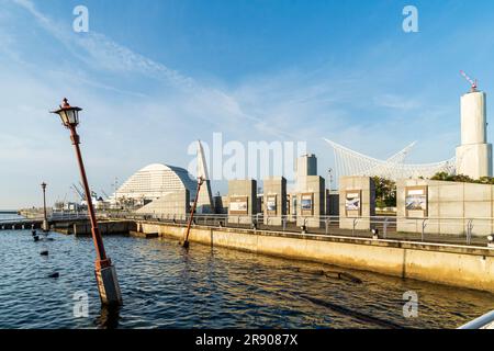 Ein beschädigter Teil des Kais hinterließ als Gedenkstätte das Oriental Hotel, wie es nach dem Erdbeben in Kobe war. Goldene Stunde, blauer Himmel. Stockfoto