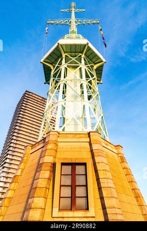 Die ehemalige Kobe Port Signalstation am Kobe Pier im Morgengrauen, goldene Stunde, Blick aus dem niedrigen Winkel auf sie vor einem blauen Himmel. Stockfoto