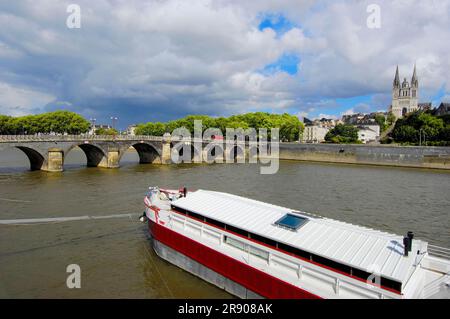 Boot auf dem Fluss La Maine, Verdun-Brücke, Blick auf die Kathedrale von Angers, Angers, Maine-et-Loire, Pays de la Loire, Frankreich, Kathedrale Saint-Maurice d'Angers Stockfoto