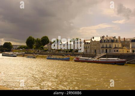 Boote auf den Flüssen La Maine, Angers, Maine-et-Loire, Pays de la Loire, Frankreich Stockfoto