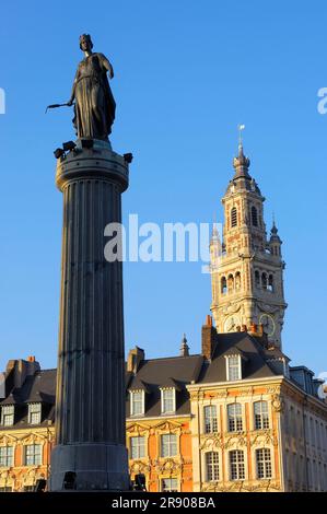 Bronze Column Goddess, Grand, Place du General de Gaulle, Blick auf den Glockenturm der Handelskammer, Lille, Nord Pas de Calais, Frankreich Stockfoto