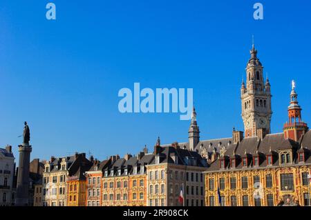 Bronze Column Goddess, Grand, Place du General de Gaulle, Blick auf den Glockenturm der Handelskammer, Lille, Nord Pas de Calais, Frankreich Stockfoto