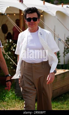 Sänger und Songwriter Rick Astley beim Glastonbury Festival auf der Worthy Farm in Somerset. Foto: Freitag, 23. Juni 2023. Stockfoto