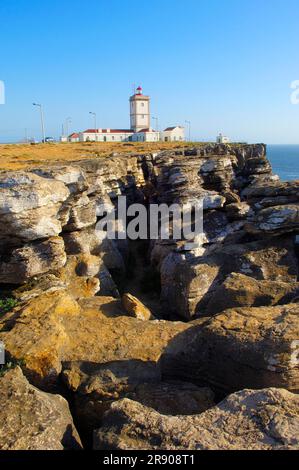 Leuchtturm und Klippen an der Atlantikküste, Kap Carvoeiro, Peniche, Extremadura, Portugal Stockfoto