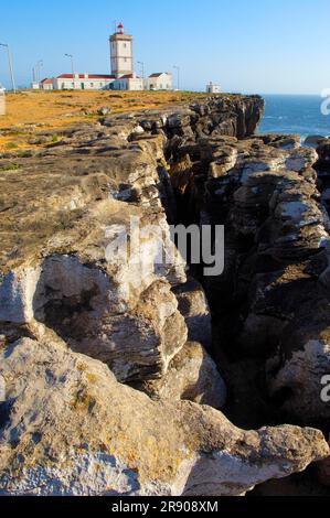 Leuchtturm und Klippen an der Atlantikküste, Kap Carvoeiro, Peniche, Extremadura, Portugal Stockfoto