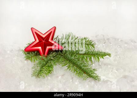 Stern auf Tannenzweig, Weihnachtsdekoration, Weihnachtsbaumdekoration, Tannengrün Stockfoto