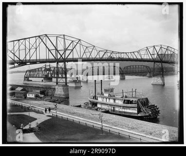 Brücke über den Mississippi, Winona, Minn., c1898. Schwingen Sie die Eisenbahnbrücke und die Straßenbrücke. Beachten Sie den Sternrad „Lafayette Lamb“. Stockfoto