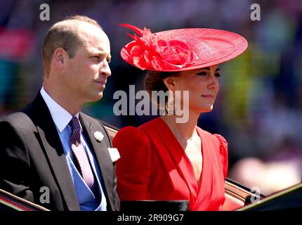 Der Prinz und die Prinzessin von Wales kommen mit der Kutsche am vierten Tag des Royal Ascot auf der Ascot Rennbahn in Berkshire an. Foto: Freitag, 23. Juni 2023. Stockfoto