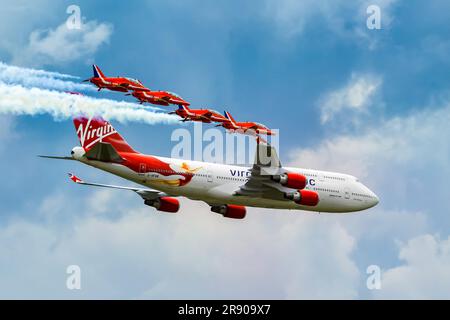 Virgin Atlantic - Boeing 747-400 und Red Arrows Aerial Display auf der Biggin Hill Airshow Stockfoto